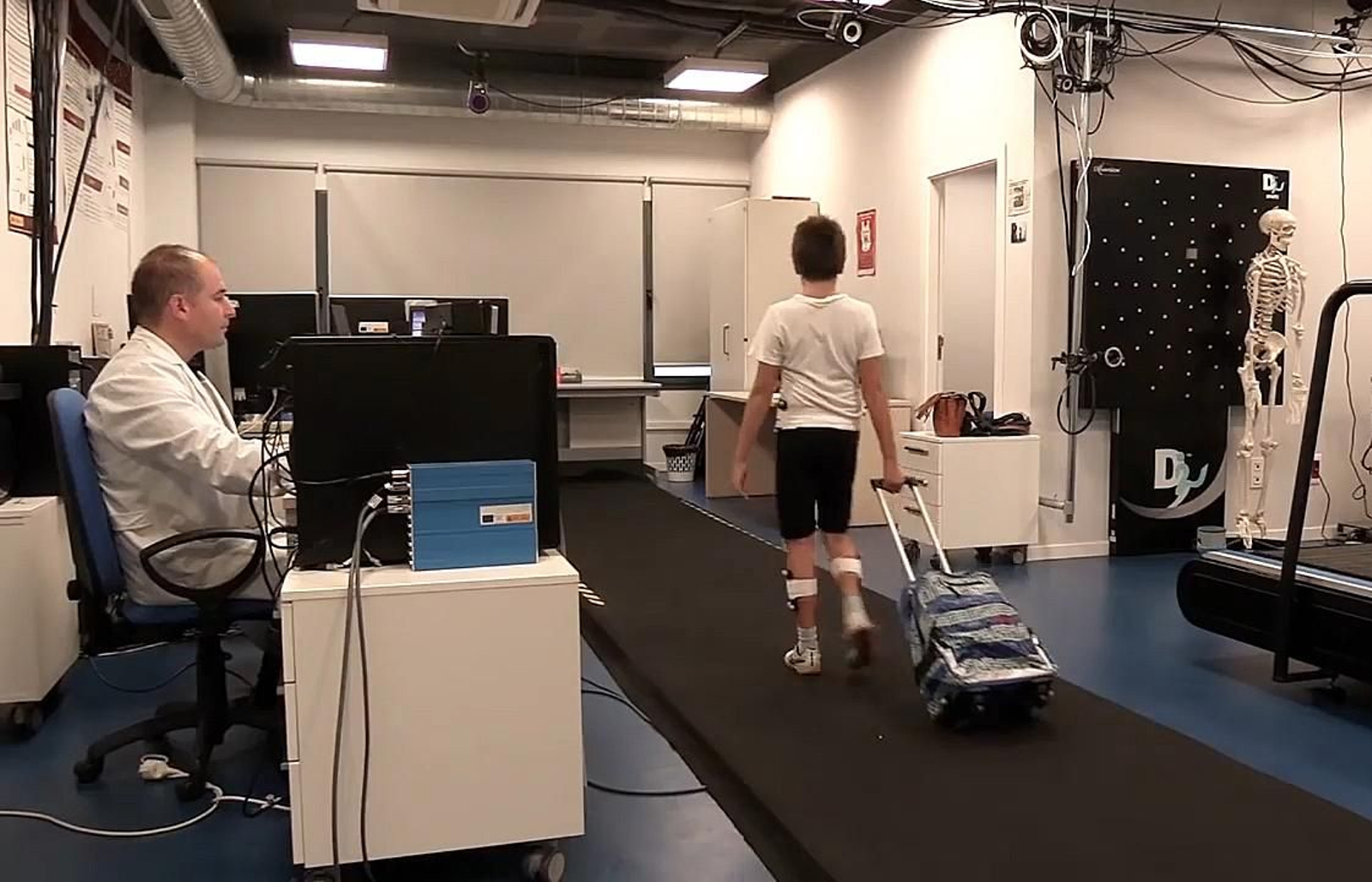 Un estudio de UGR fija el peso máximo de los carros escolares