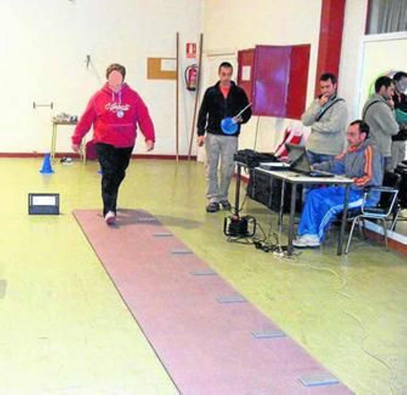 Una paciente camina por una pasarela ante la mirada de expertos.