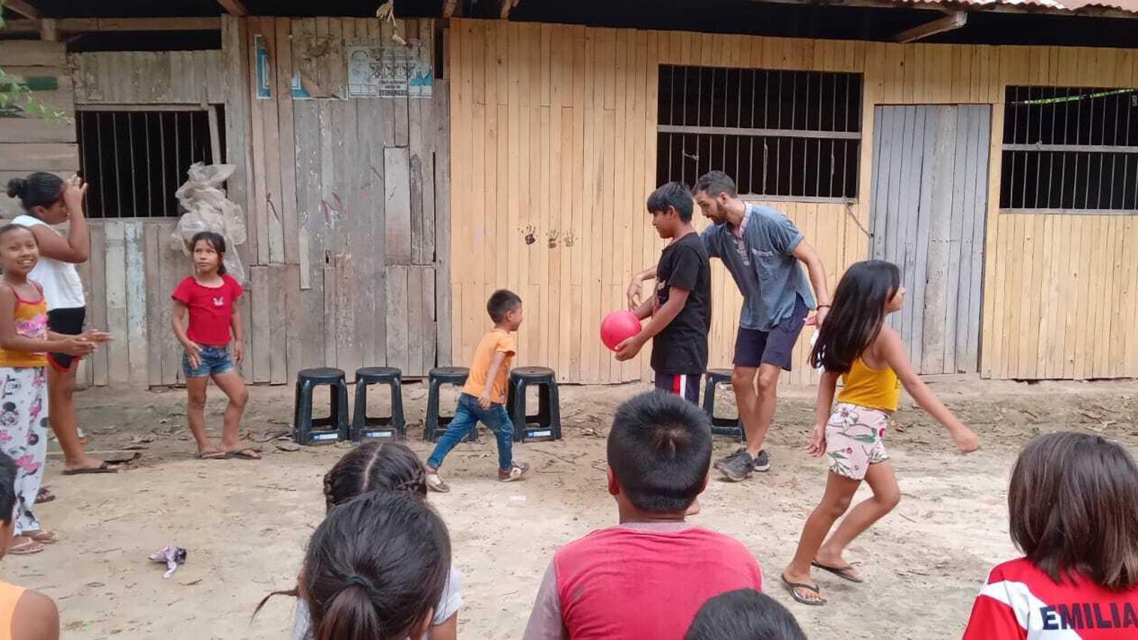 El algecireño Javier González  con los niños indígenas de Pucallpa.