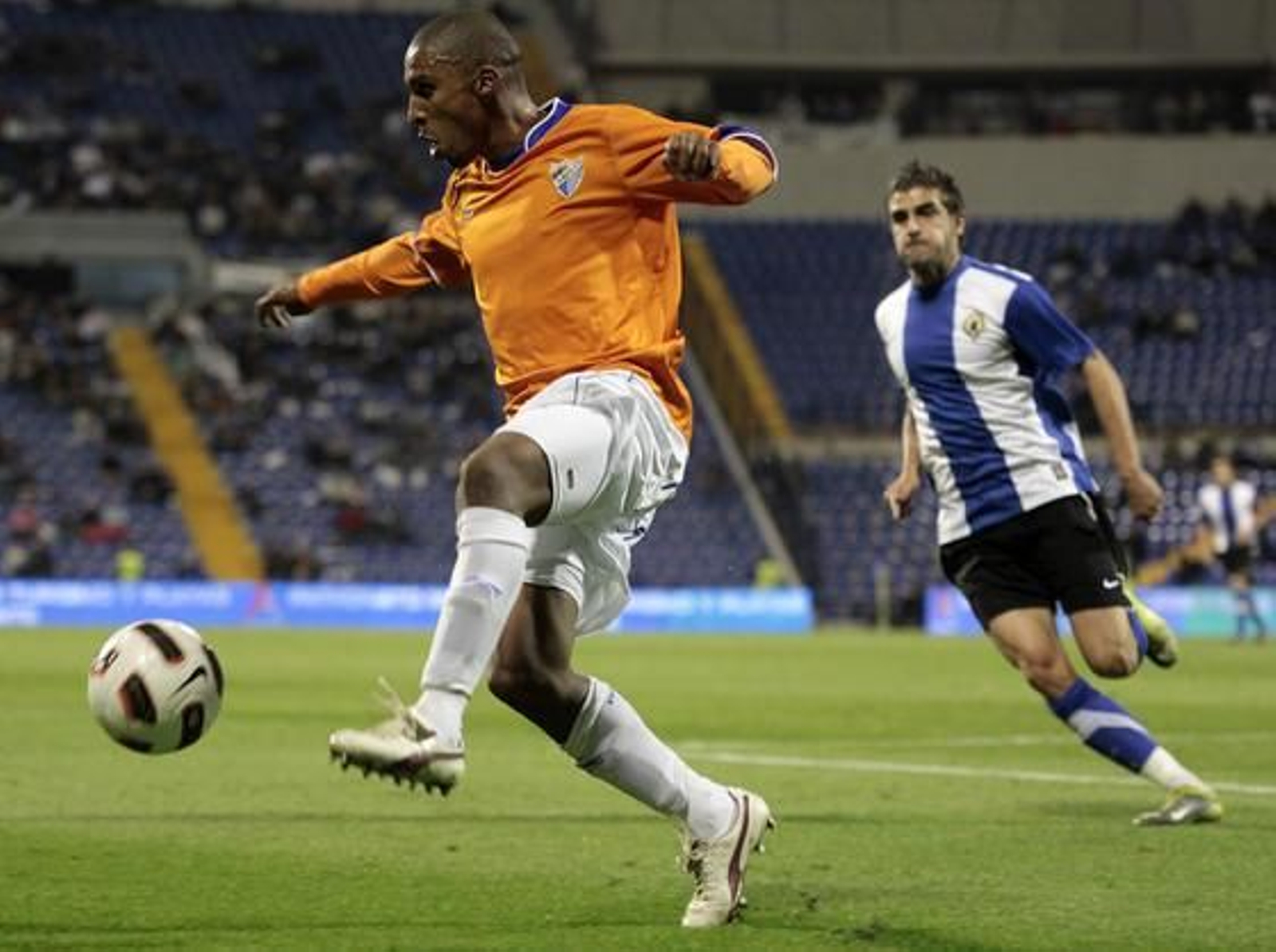 Mtiliga controla ante la presión de Portillo. / LOF