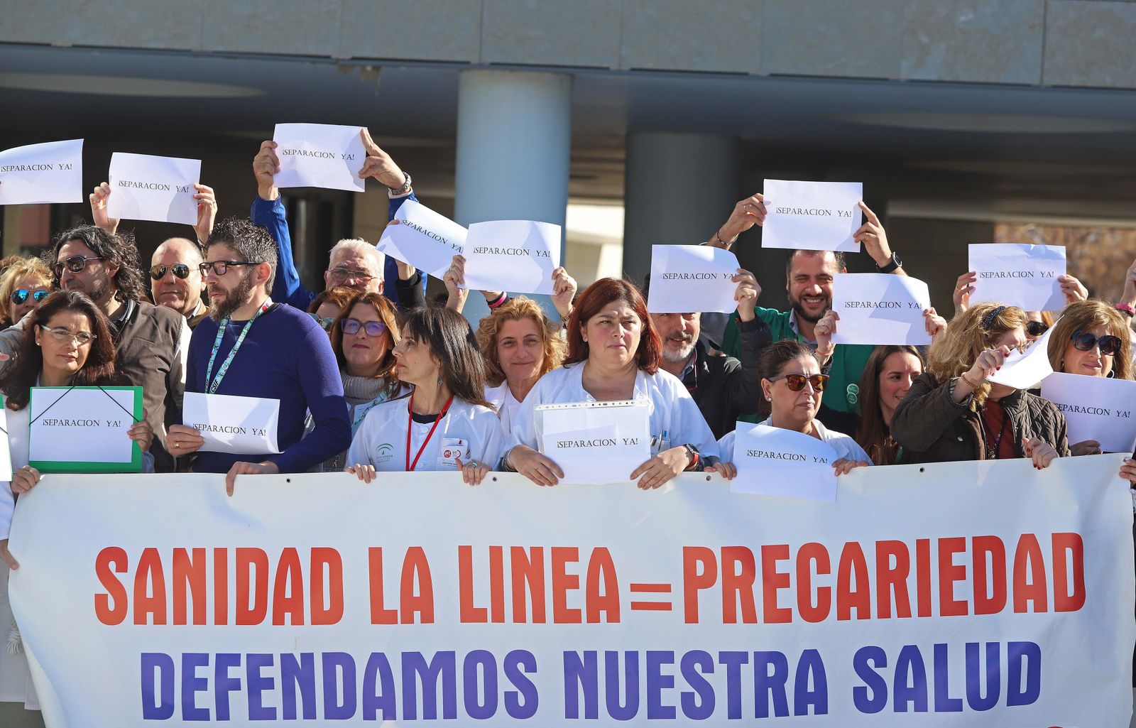 Una manifestación de los sanitarios en el hospital de La Línea.