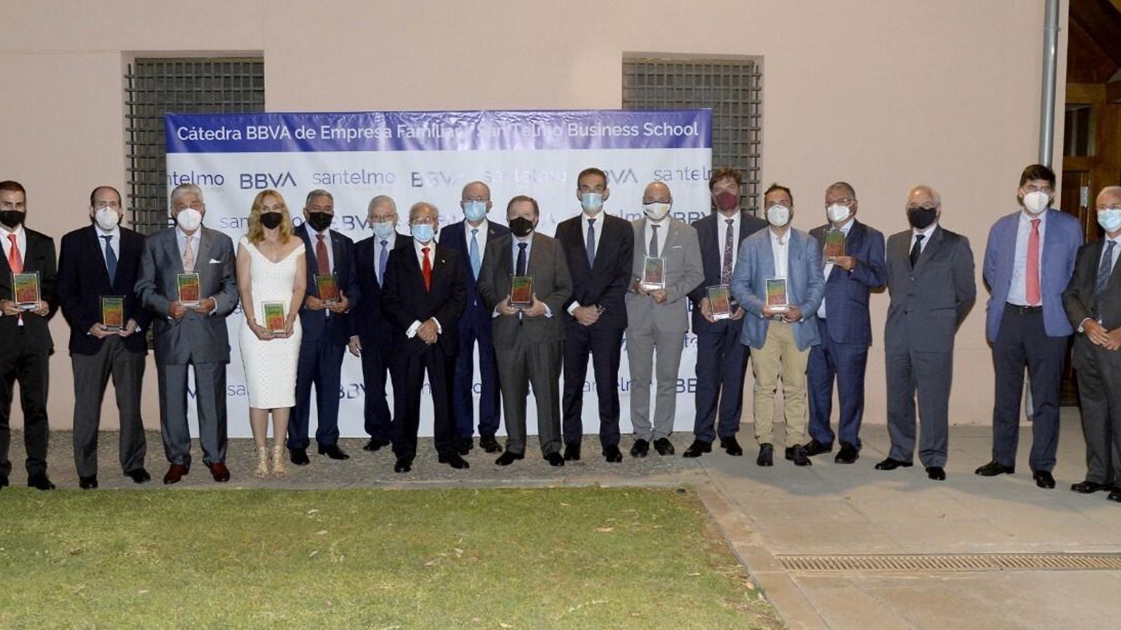 Los premiados con las autoridades en la entrega de los premios de la Cátedra BBVA y San Telmo