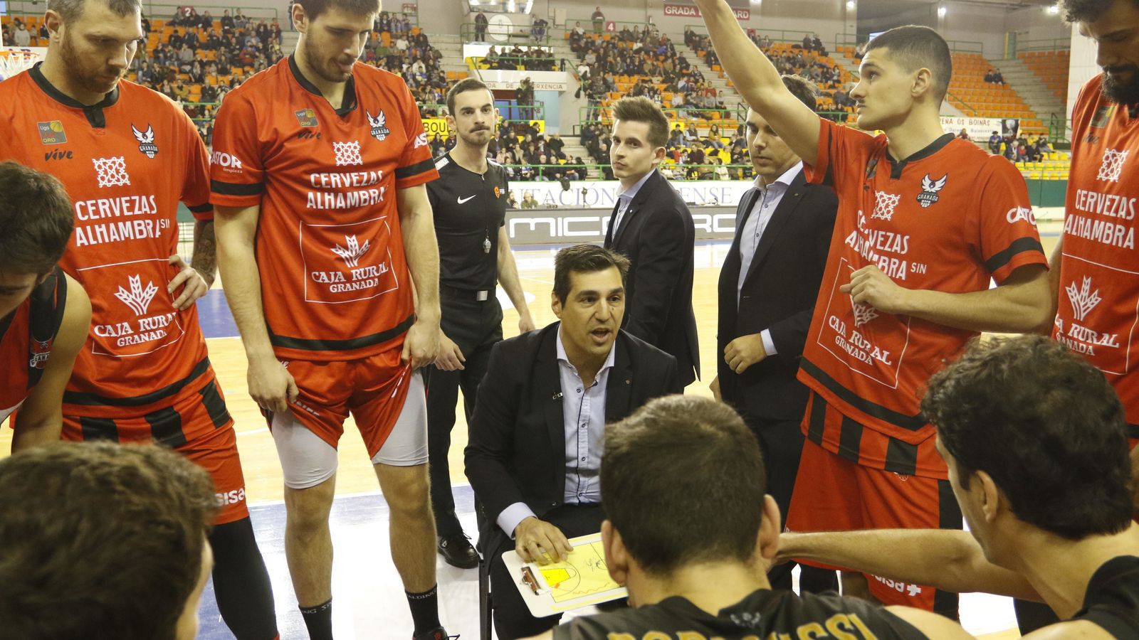 Pablo Pin, rodeado de sus jugadores en un tiempo muerto en el choque ante Ourense