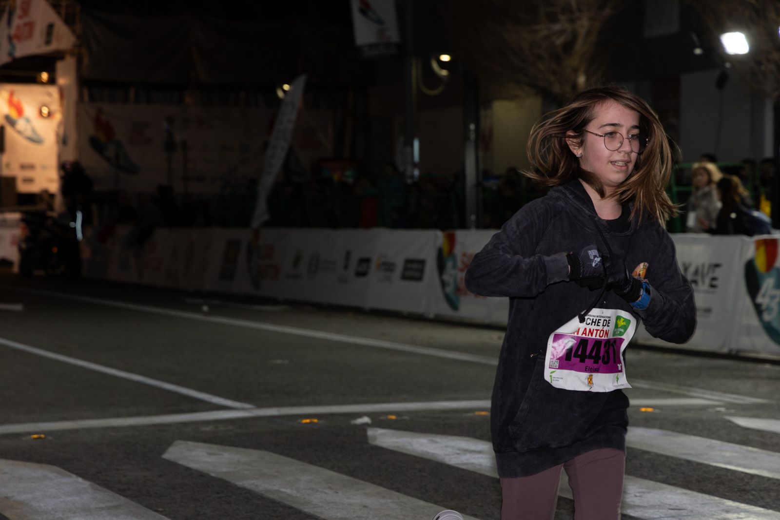 En imágenes: 2.000 atletas brillan con luz propia en la infantil de la Carrera de San Antón 2026
