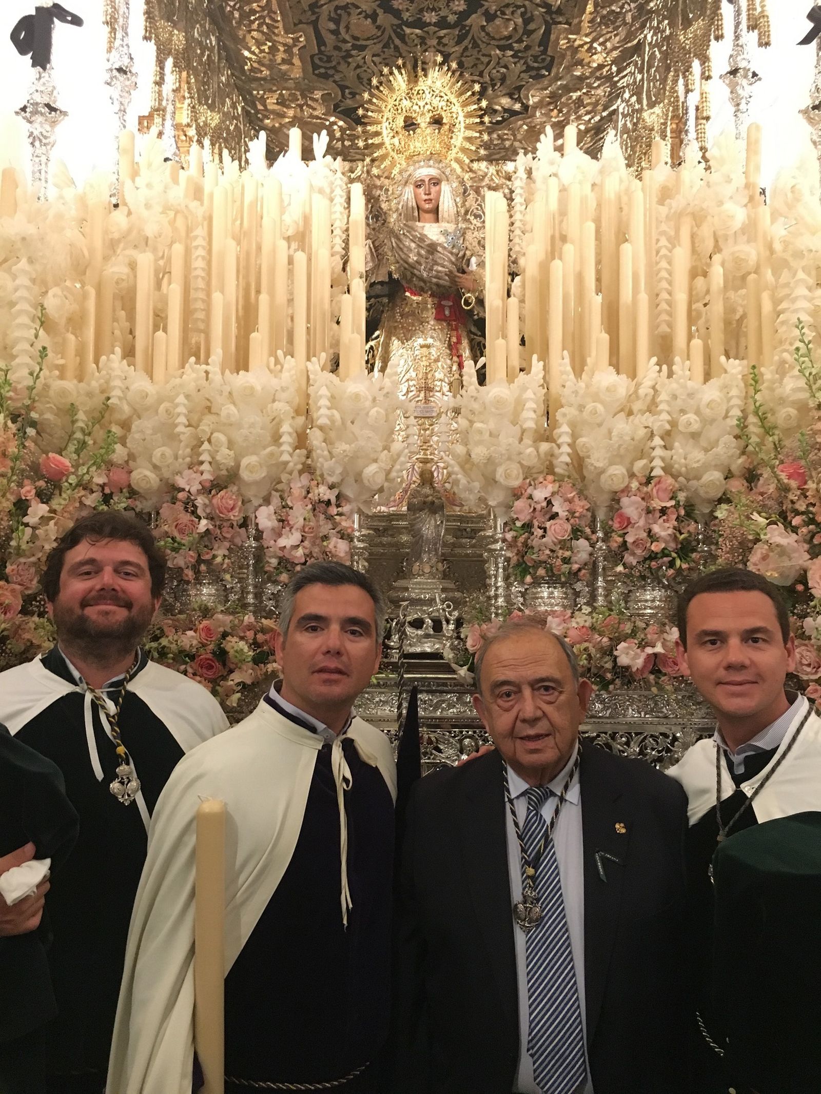 Madrugada de 2018: José Luque con sus hijos madrugada del año 2018. Sí, somos sus hijos José María, Francisco y Joaquín ante la Esperanza de Triana..