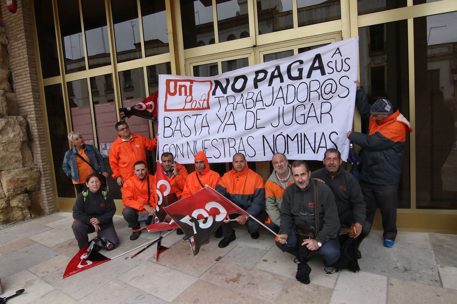 Los trabajadores de Unipost en una concentración para reclamar el pago de sus nóminas.