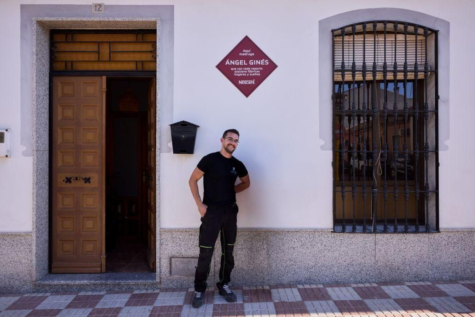 Angel Ginés ante su placa en La Carolina que le homenajea como transportista