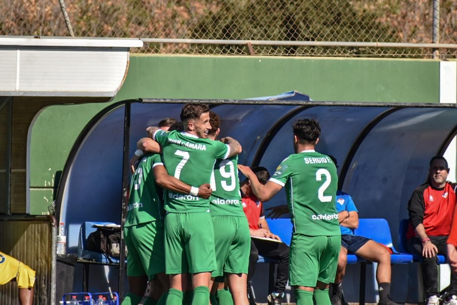 Los jugadores jiennenses celebran el tanto de su capitán.