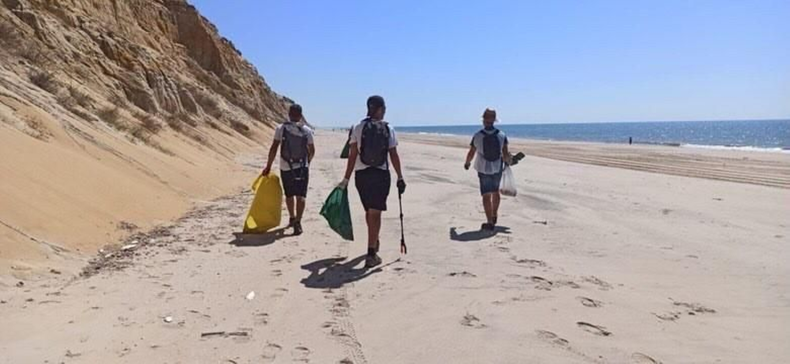 Voluntarios recogen una tonelada de basura.