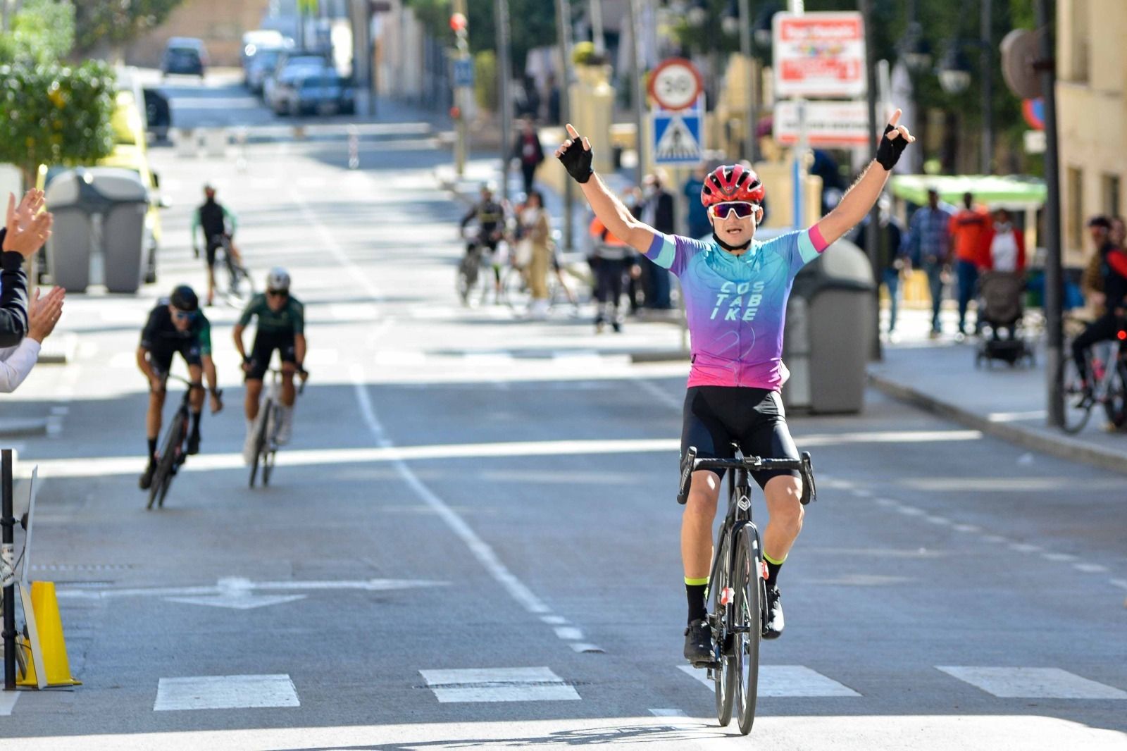 Francisco Antonio Pérez celebra su victoria en línea de meta