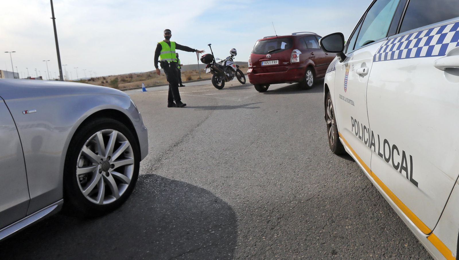Un agente de Policía Local, durante un control de tráfico.