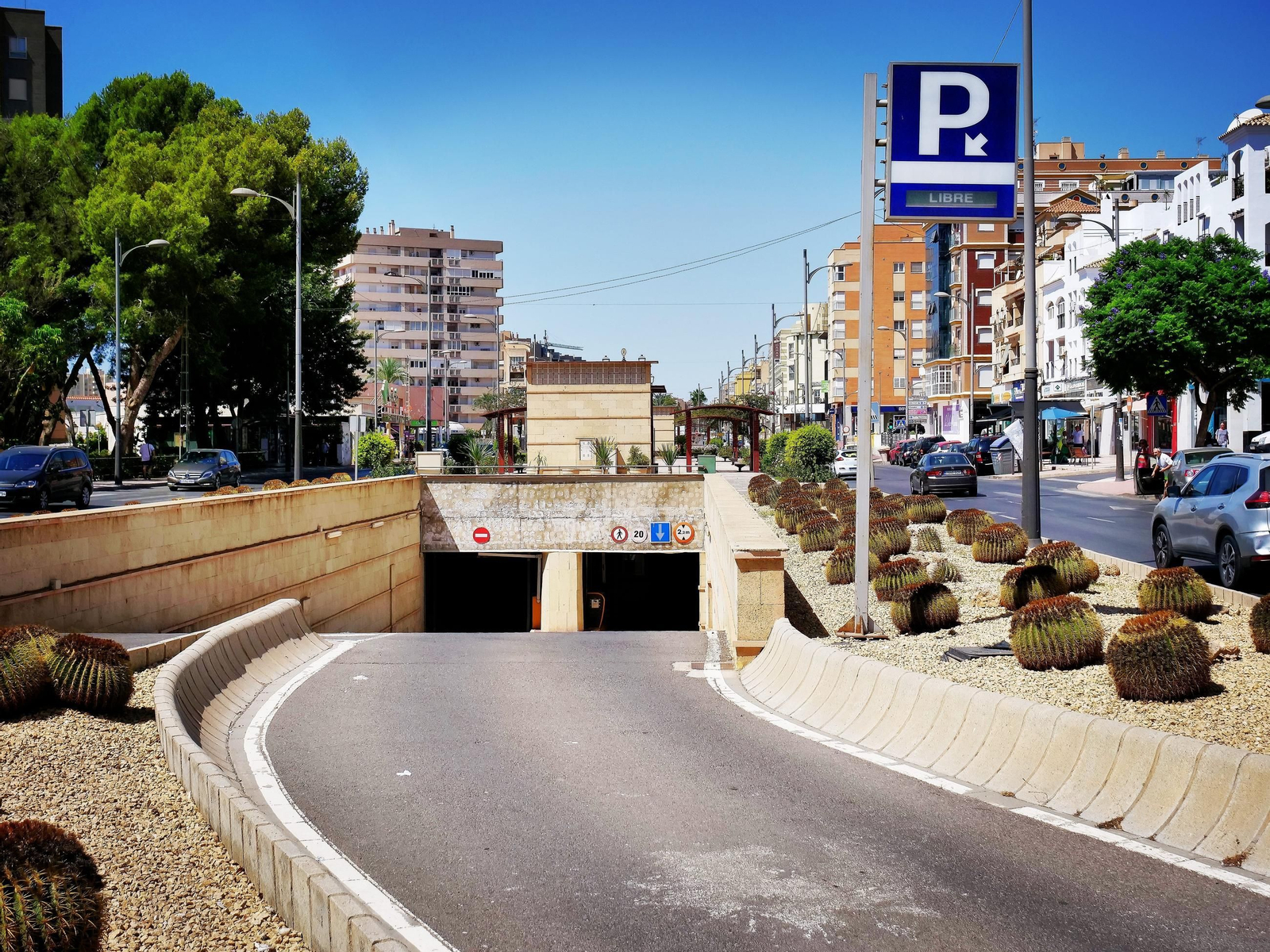 Entrada al parking subterráneo en Aguadulce, ubicado en su artería principal, la Avenida Carlos III