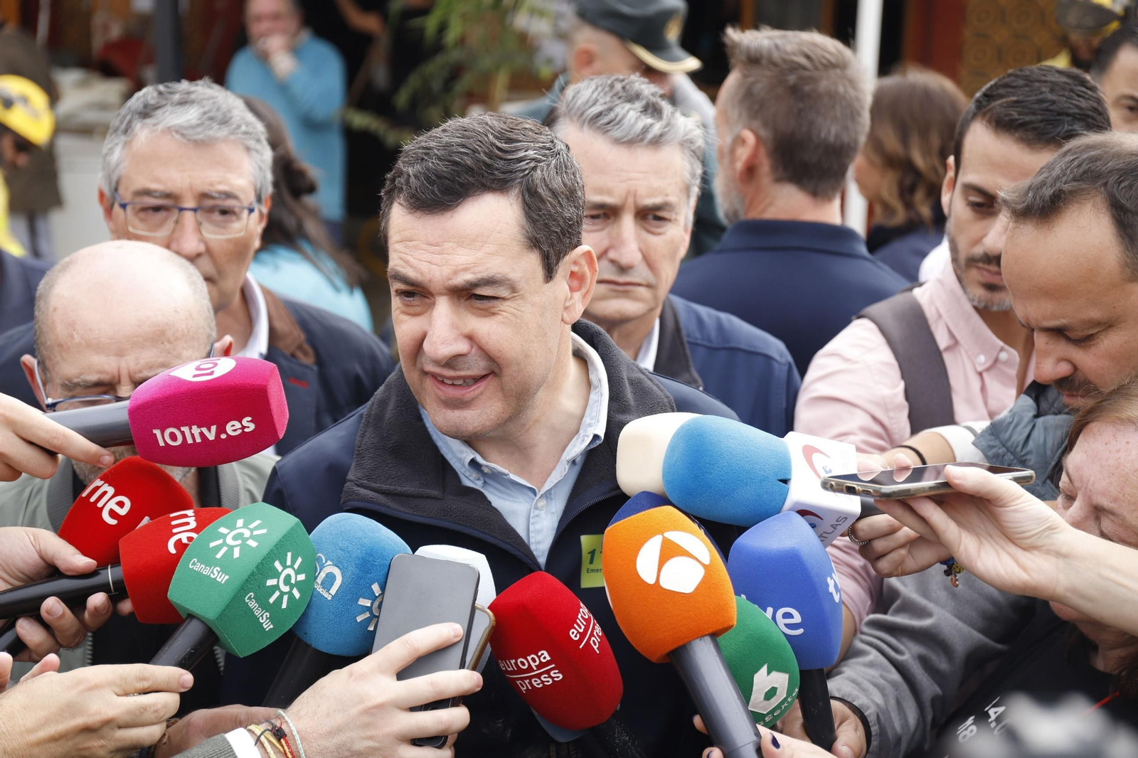 Juanma Moreno atendiendo a los medios de comunicación.
