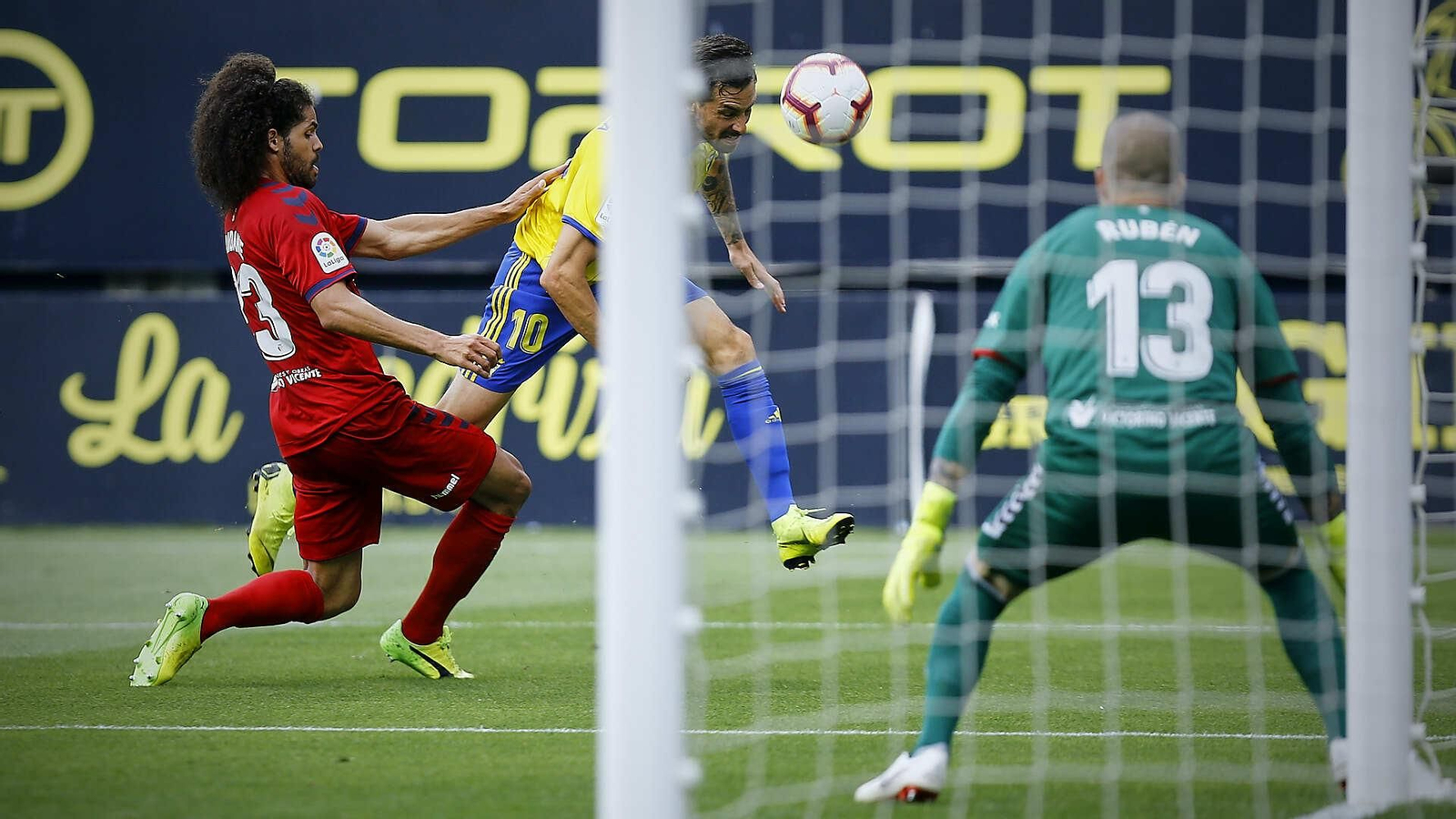 Partido de fútbol entre  Cádiz C.F. y C.A. Osasuna