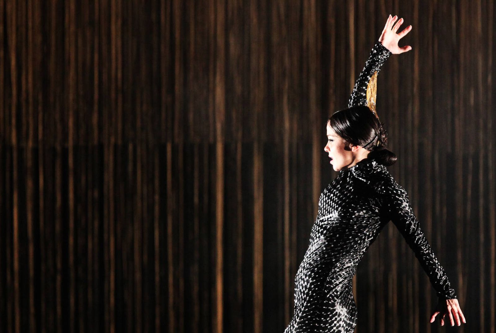 Olga Pericet durante su obra 'Rosa, metal, ceniza'.