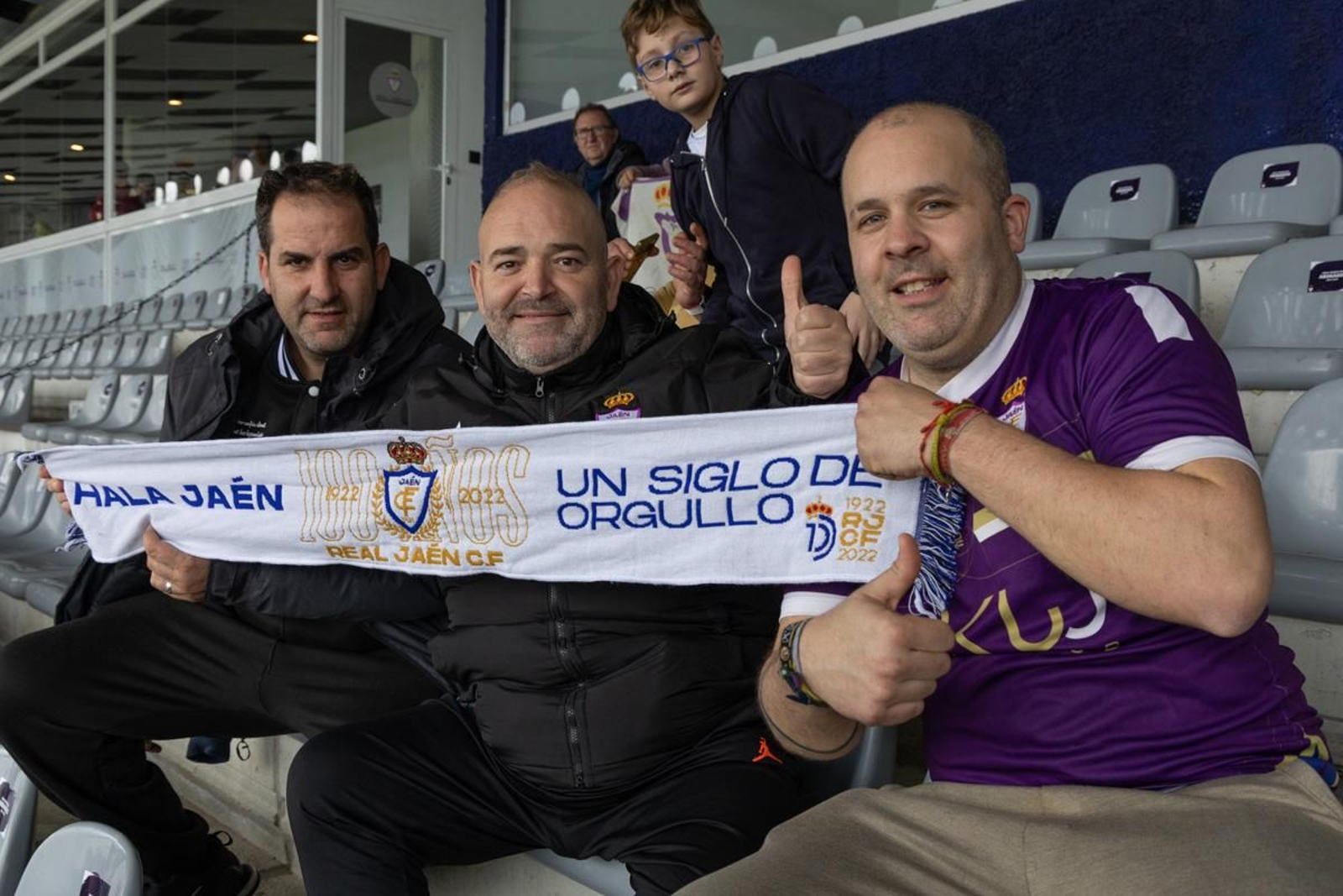 La emoción del triunfo in extremis del Real Jaén ante el Atlético Mancha Real, en imágenes