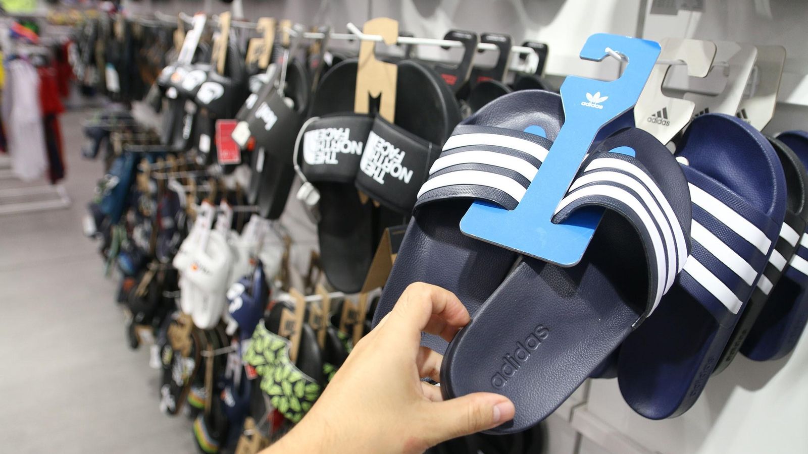 Chanclas puestas a la venta en una tienda de la capital almeriense.