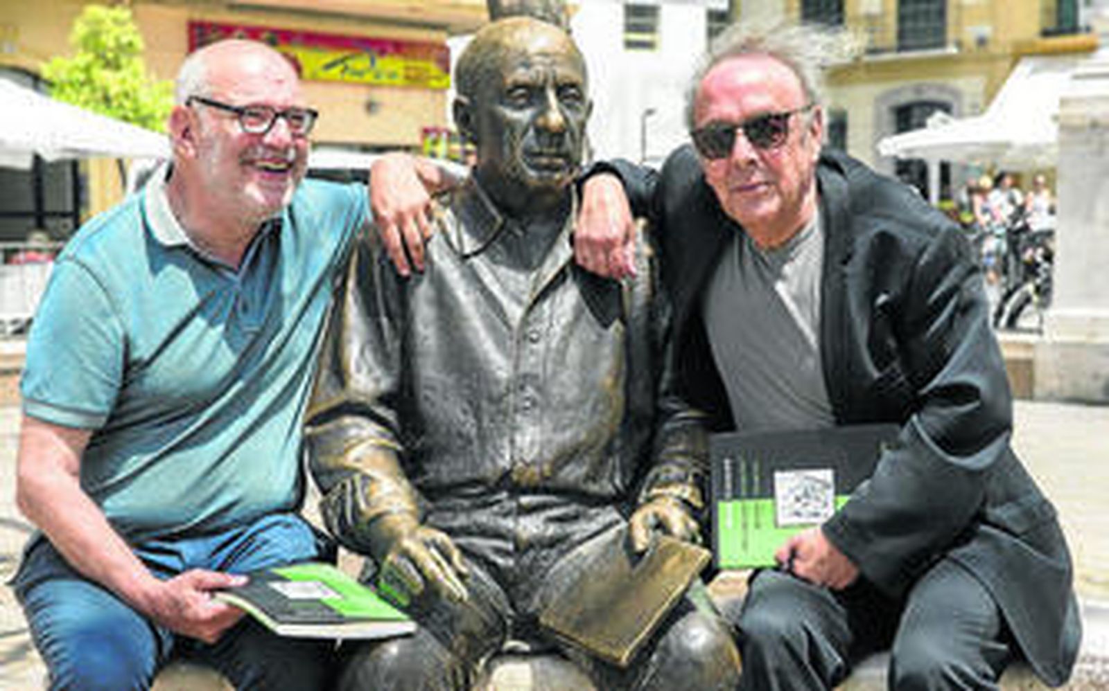 Luis Martínez de Merlo (izda.) y Antonio Jiménez Millán, ayer en Málaga.