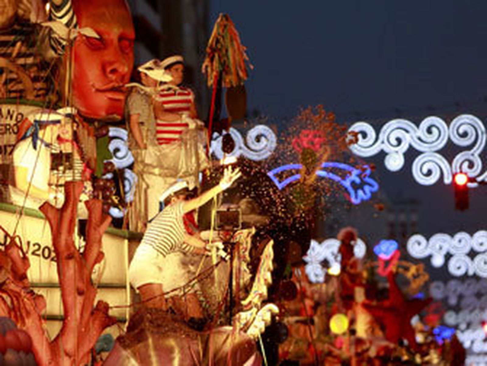 La Cabalgata de Carnaval congregó a miles de asistentes a lo largo de la Avenida./Lourdes de Vicente