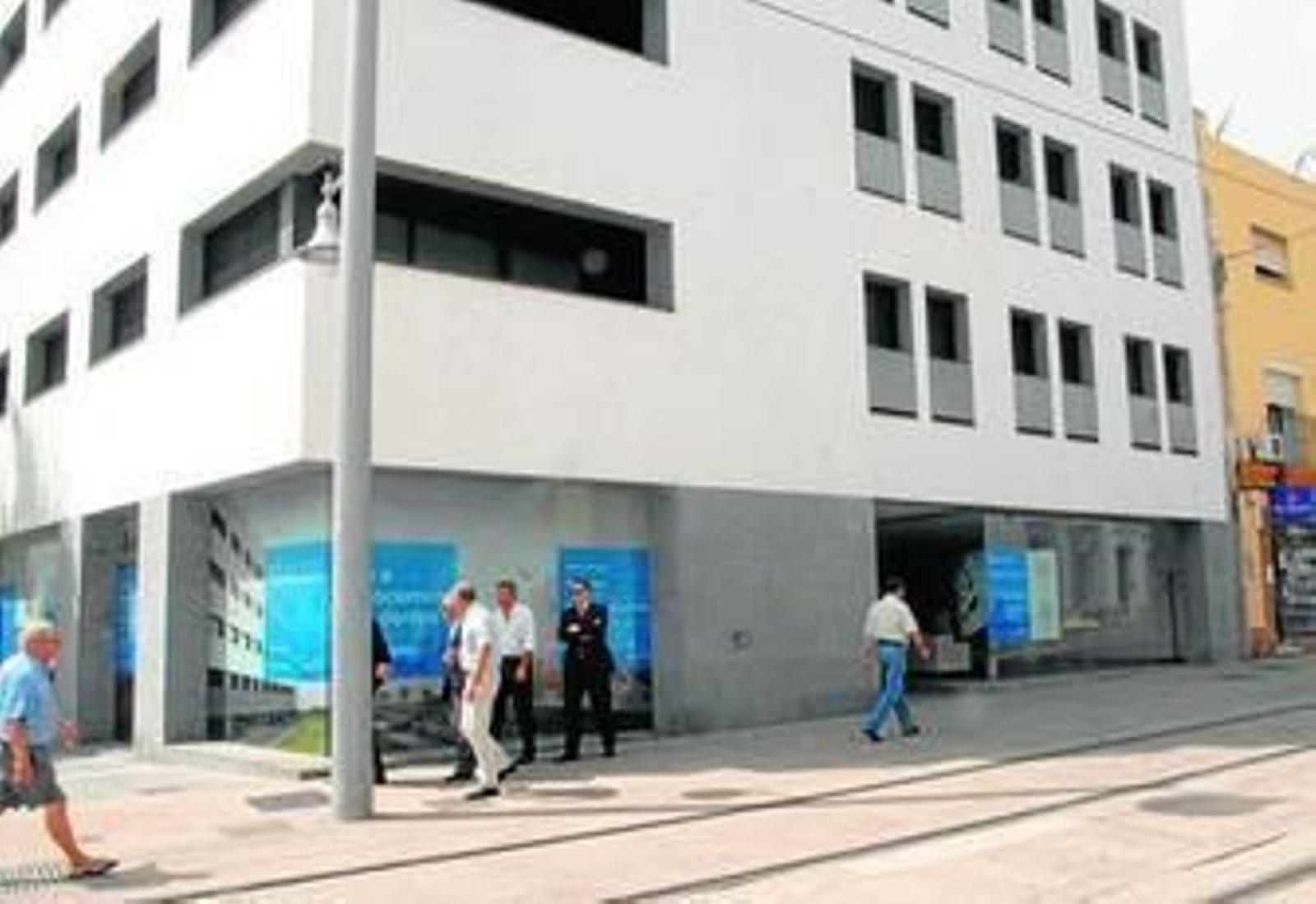 Esquina del nuevo edificio en cuyos bajos irán los Juzgados, en la calle Real con avenida de la Marina.