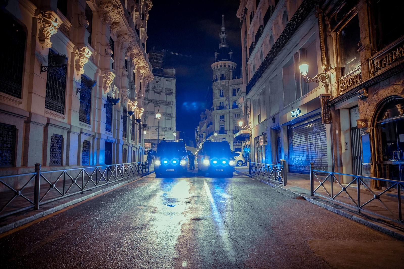 Dos furgonetas de la Policía Municipal de Madrid, en una imagen de archivo.