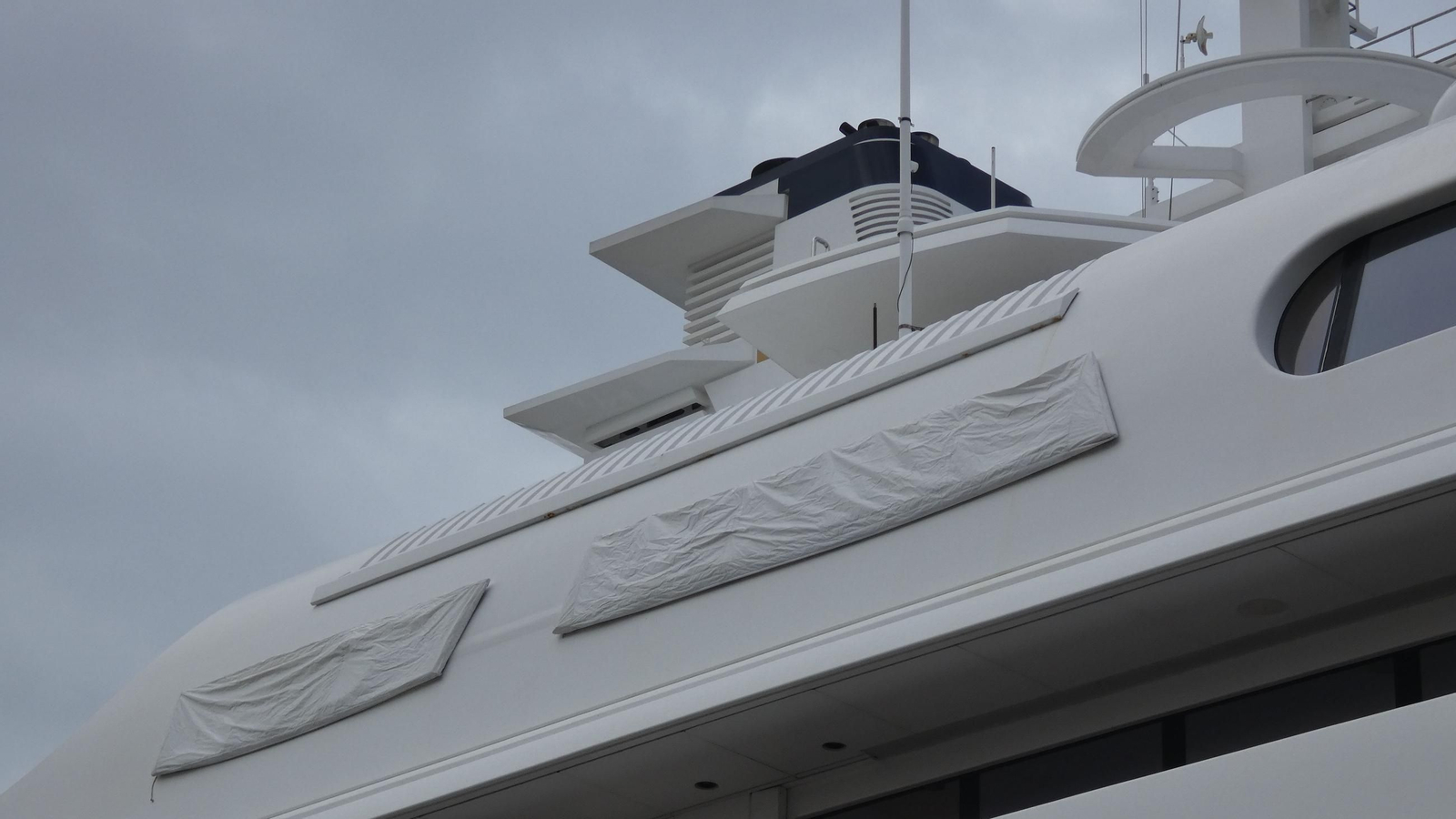 Letras de oro del superyate 'Lady Moura' tapadas en el puerto de Málaga