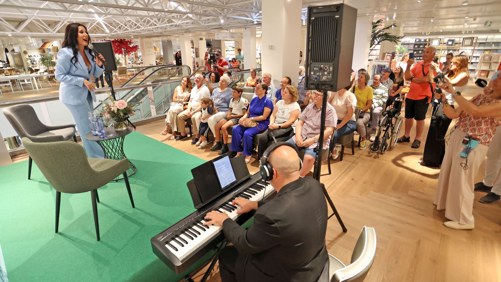 Diana Navarro, en El Corte Inglés de Jerez por el 40 aniversario
