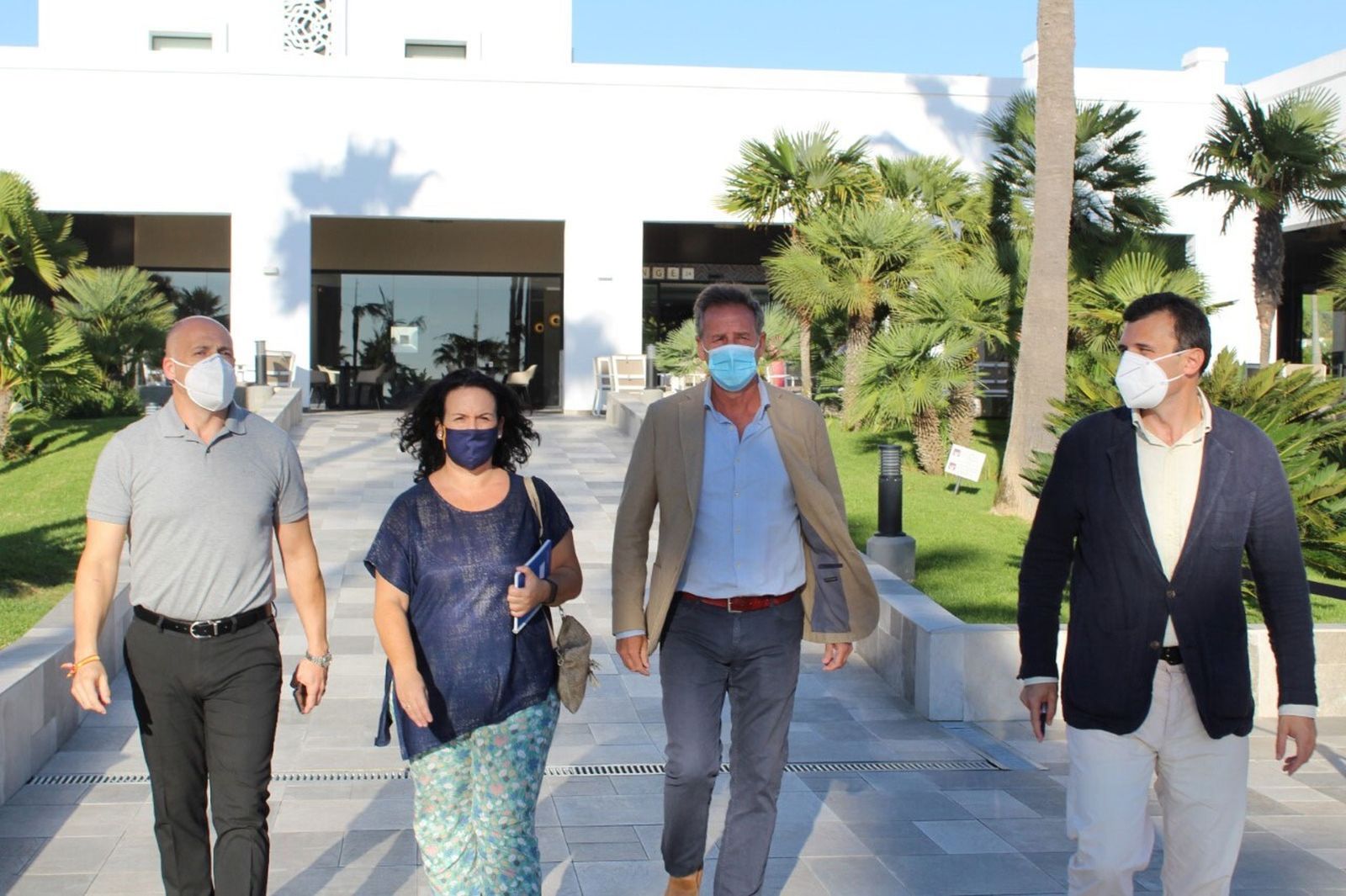 Delegación del PP durante su visita al establecimiento hotelero.