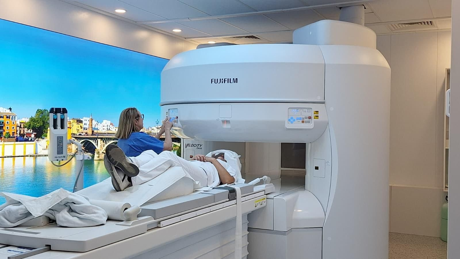 Un paciente se hace una resonancia magnética en el equipo abierto. Un paciente se hace una resonancia magnética en el equipo abierto.