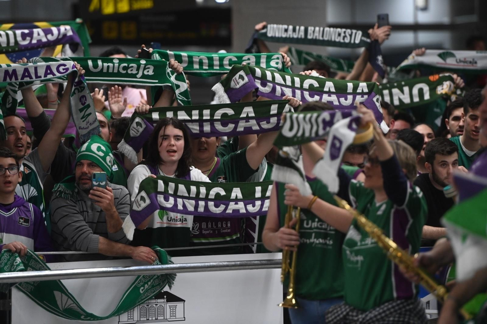 Júbilo en la llegada del Unicaja al aeropuerto