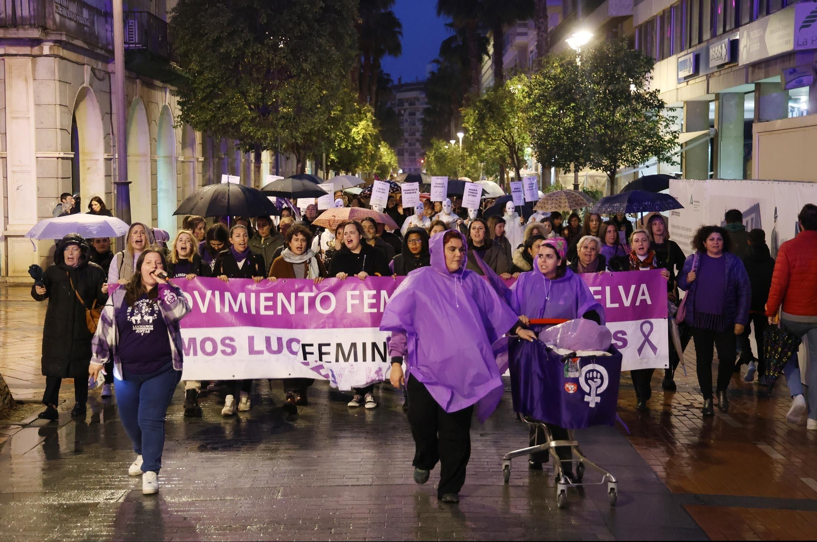 Imágenes de la manifestación del 8M en Huelva