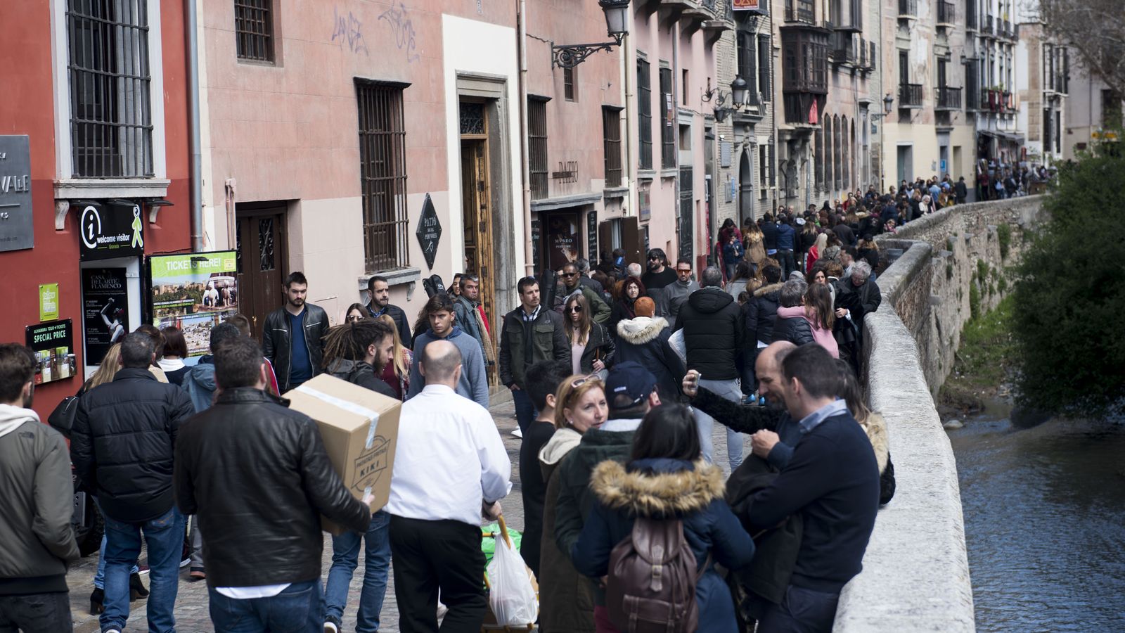 Turistas en la Carrera del Darro de Granada