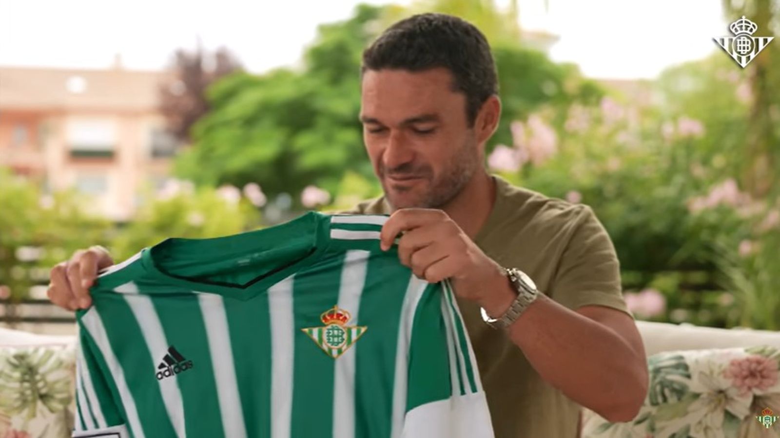 Jorge Molina sostiene la camiseta del último año que jugó en el club