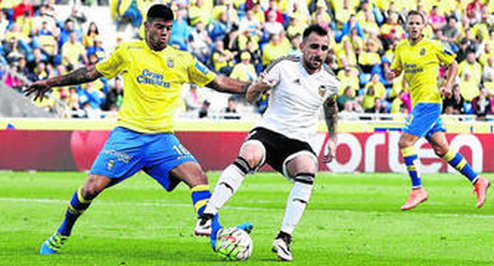 El valencianista Alcácer intenta controlar el balón ante la presión del local Aythami.