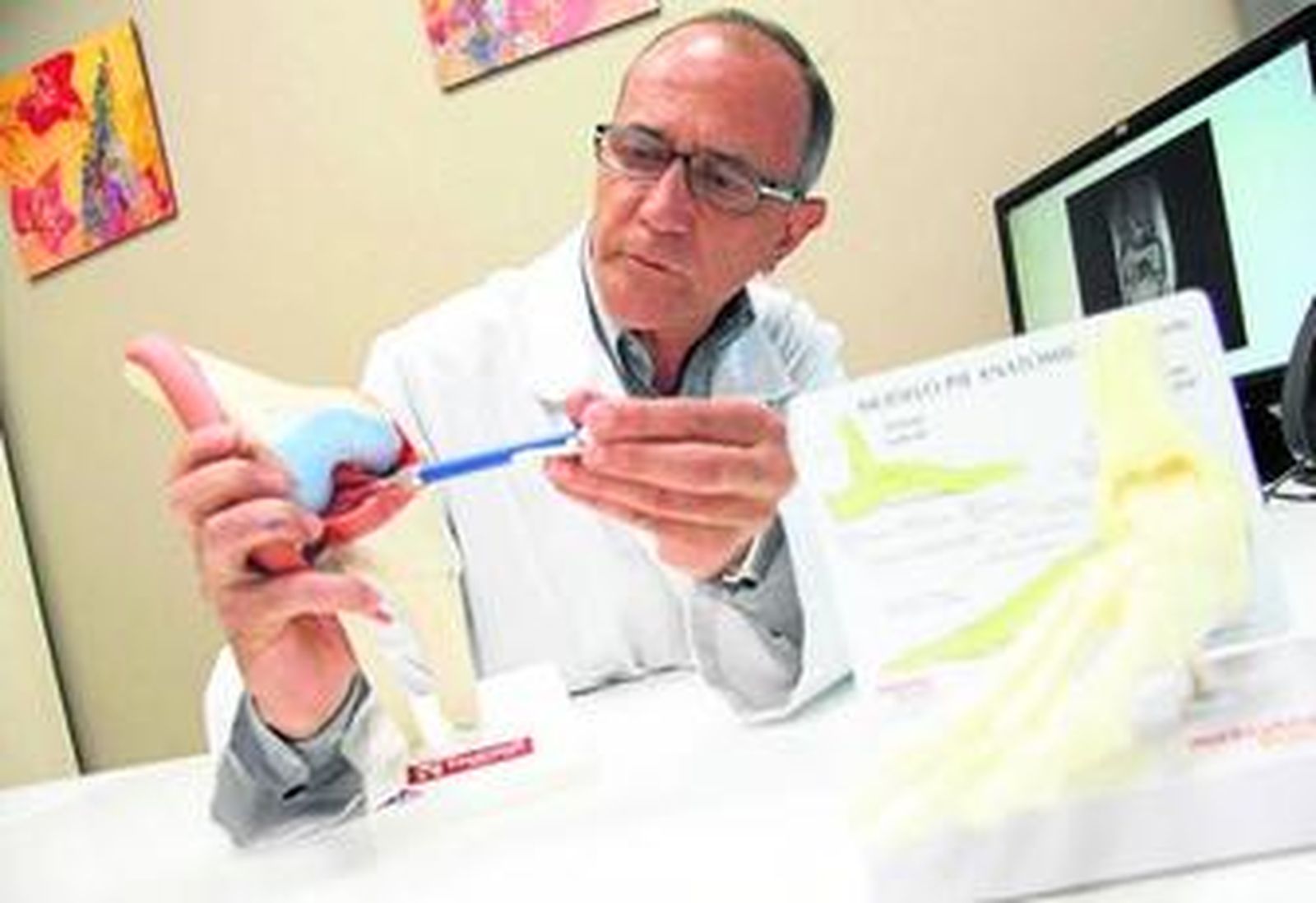 José Juan Nogales tiene en su consulta un pie y una rodilla de utilería para explicarles a sus pacientes las lesiones que padecen.