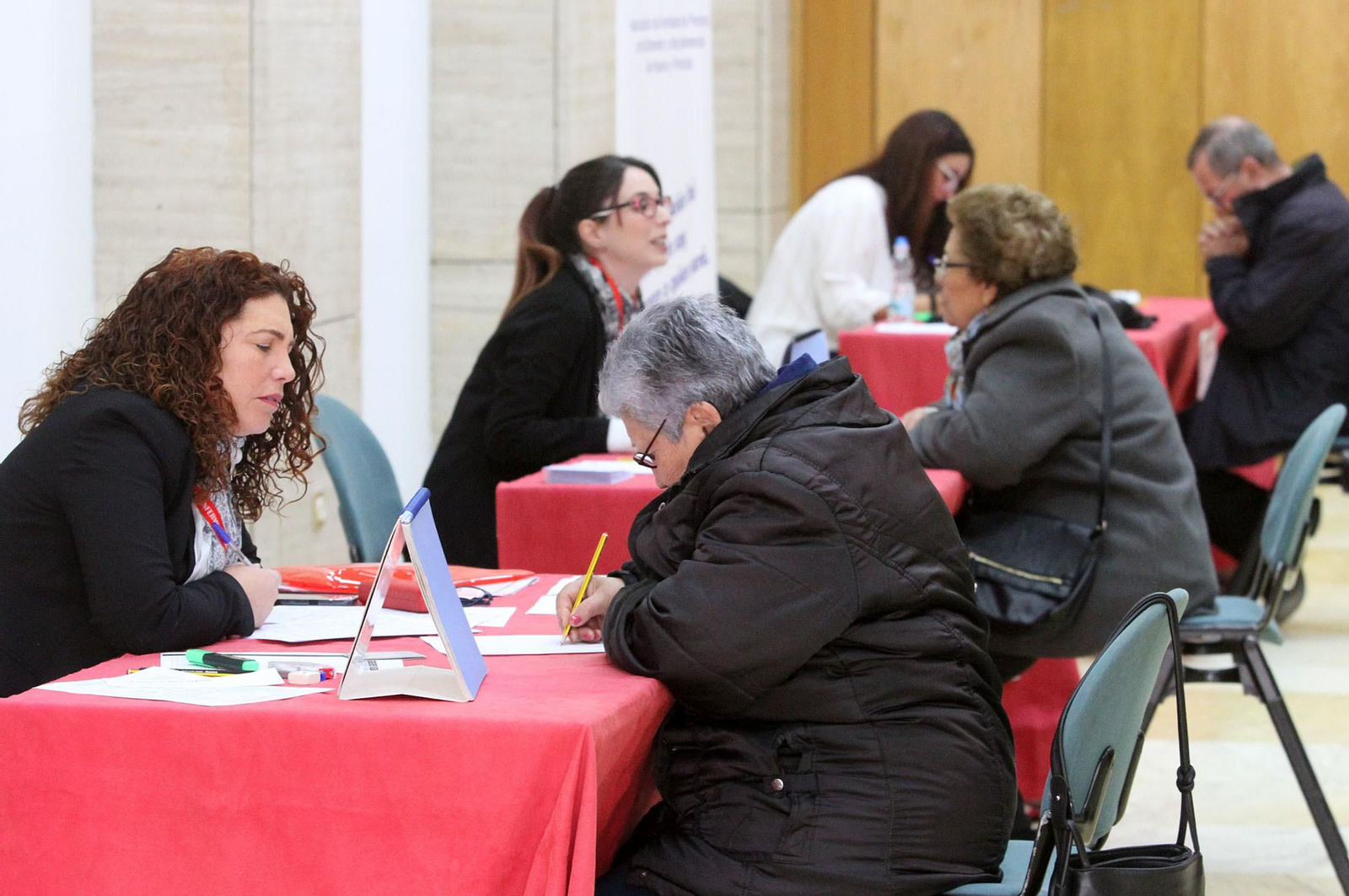 La Asociación de Familiares de personas con Alzheimer (AFA) realiza actividades en la Casa Colón, en imágenes