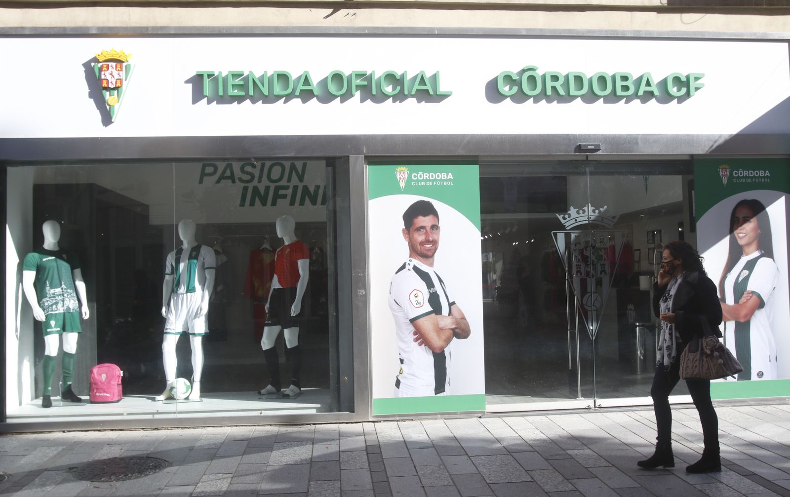 Las imágenes de la tienda oficial del Córdoba CF en el centro