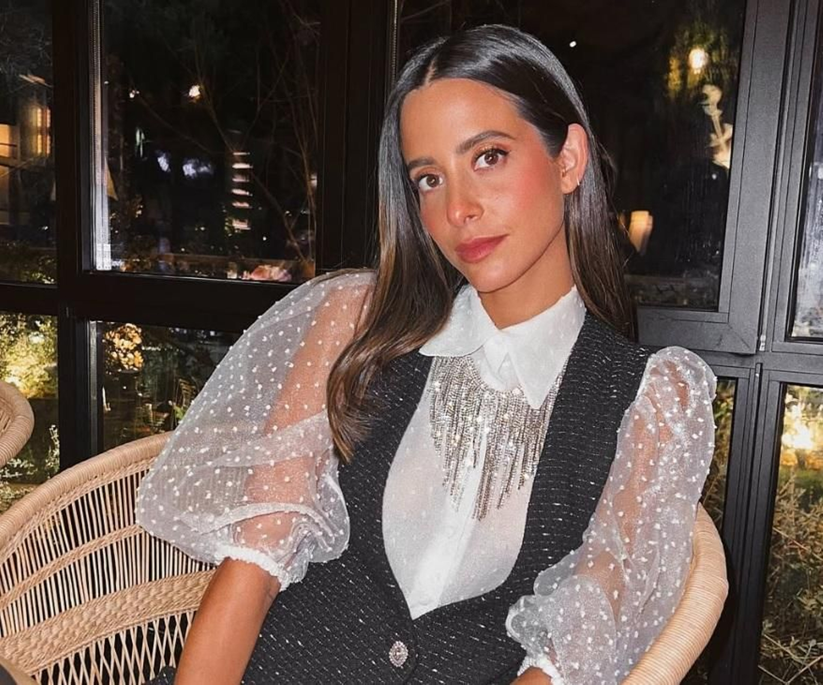 Colas en Mango por este jersey de plumas elegante que las más estilosas llevan con pantalones anchos y botines.