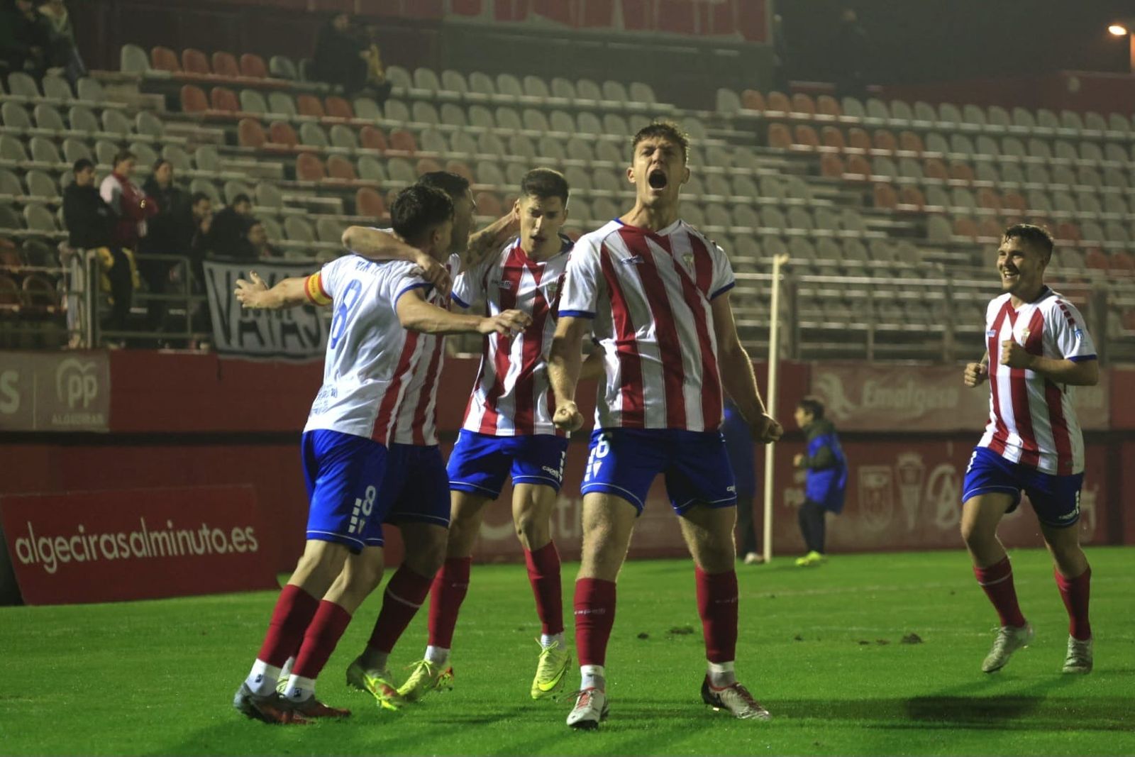 Mayorga grita con rabia tras el 2-0 del Algeciras.