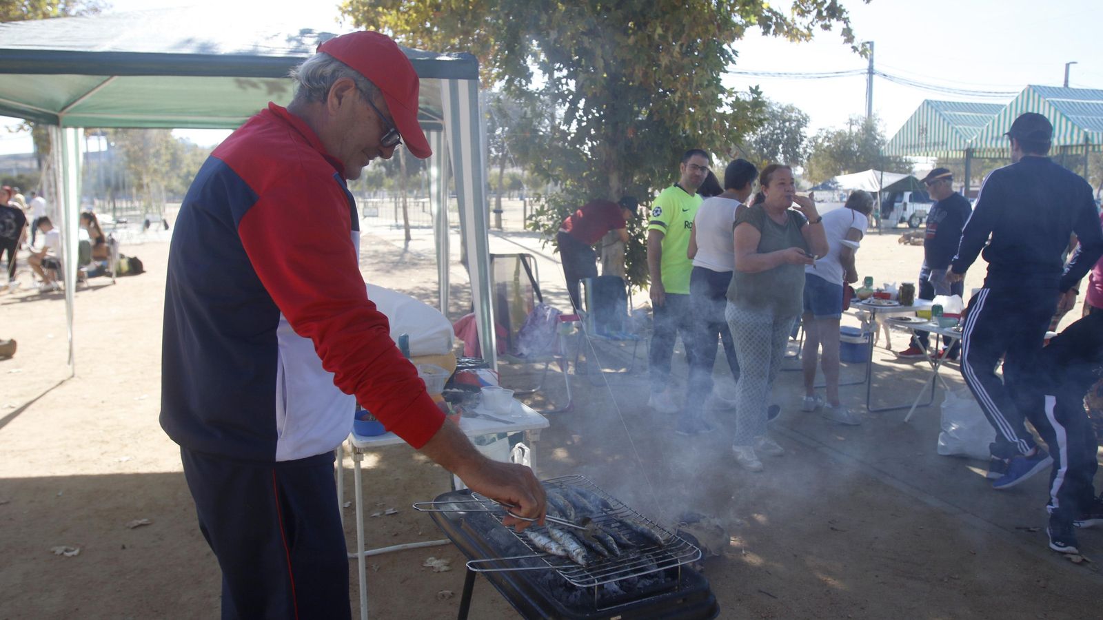 Pedro Pérez cocina unas sardinas.