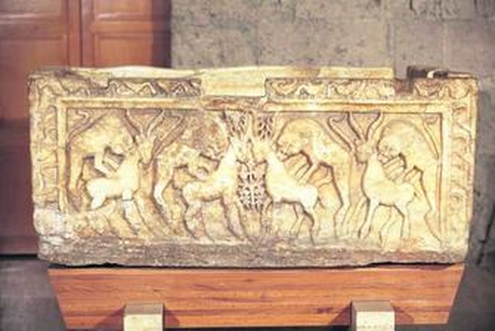 La pila de ciervos y leones, pieza del mes de la Alhambra