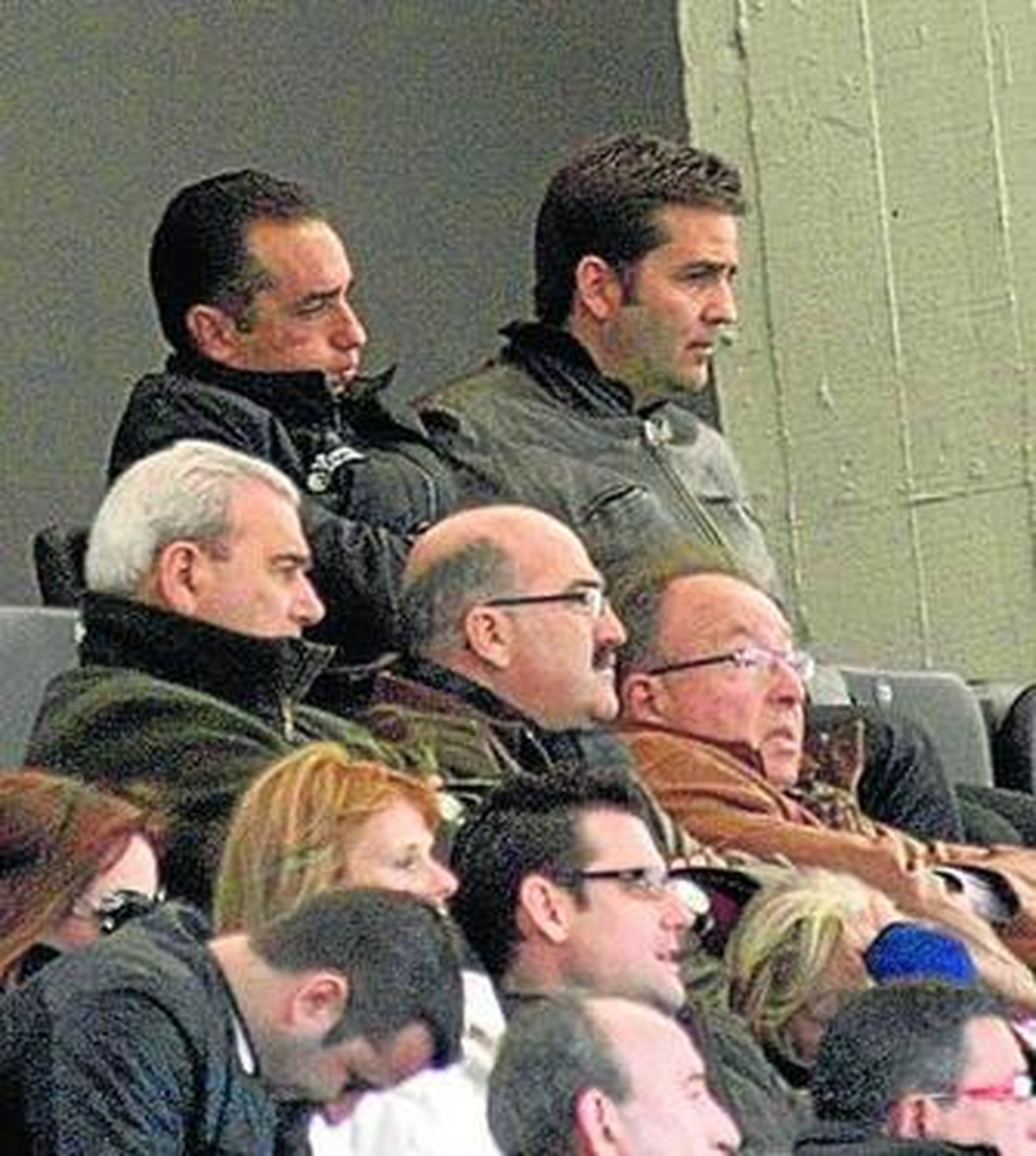 Oltra siguió el partido desde la grada acompañado por el director deportivo, Alberto Benito.