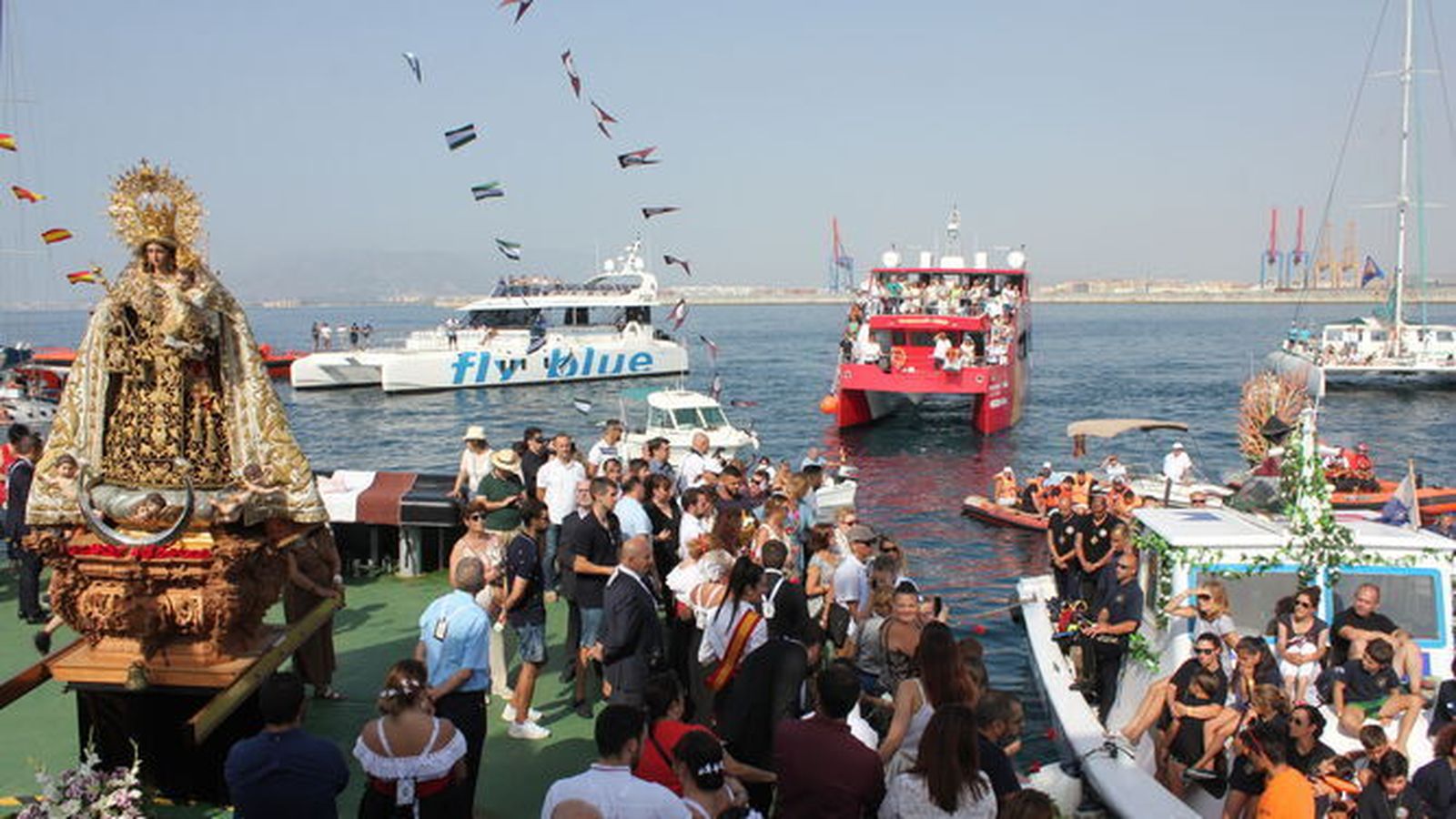 La Virgen del Carmen del Perchel y la de los Submarinistas se saludan en el mar.