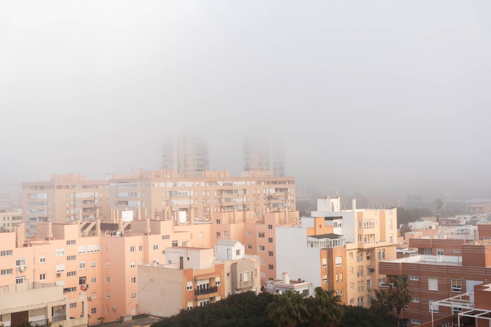 Una ciudad oculta por la niebla