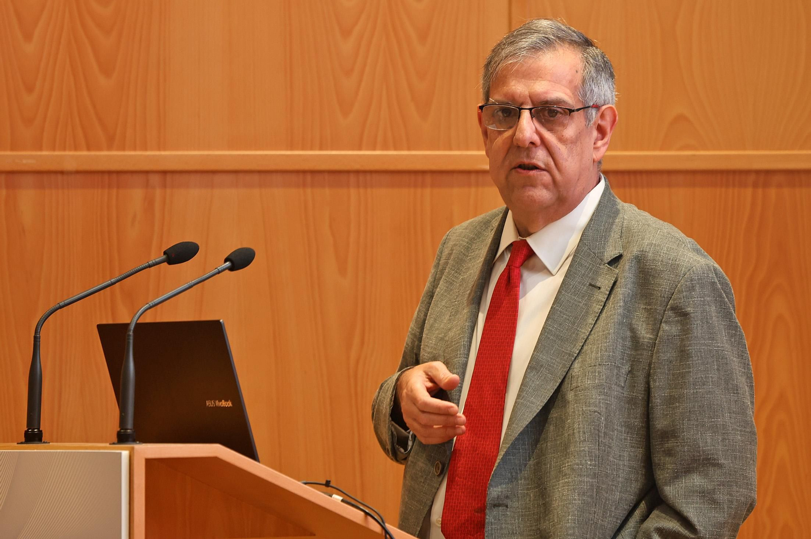 Imágenes de la conferencia de Juan José García del Hoyo 'La inversión en infraestructuras en la provincia de Huelva: déficit inversor y consecuencias socioeconómicas'
