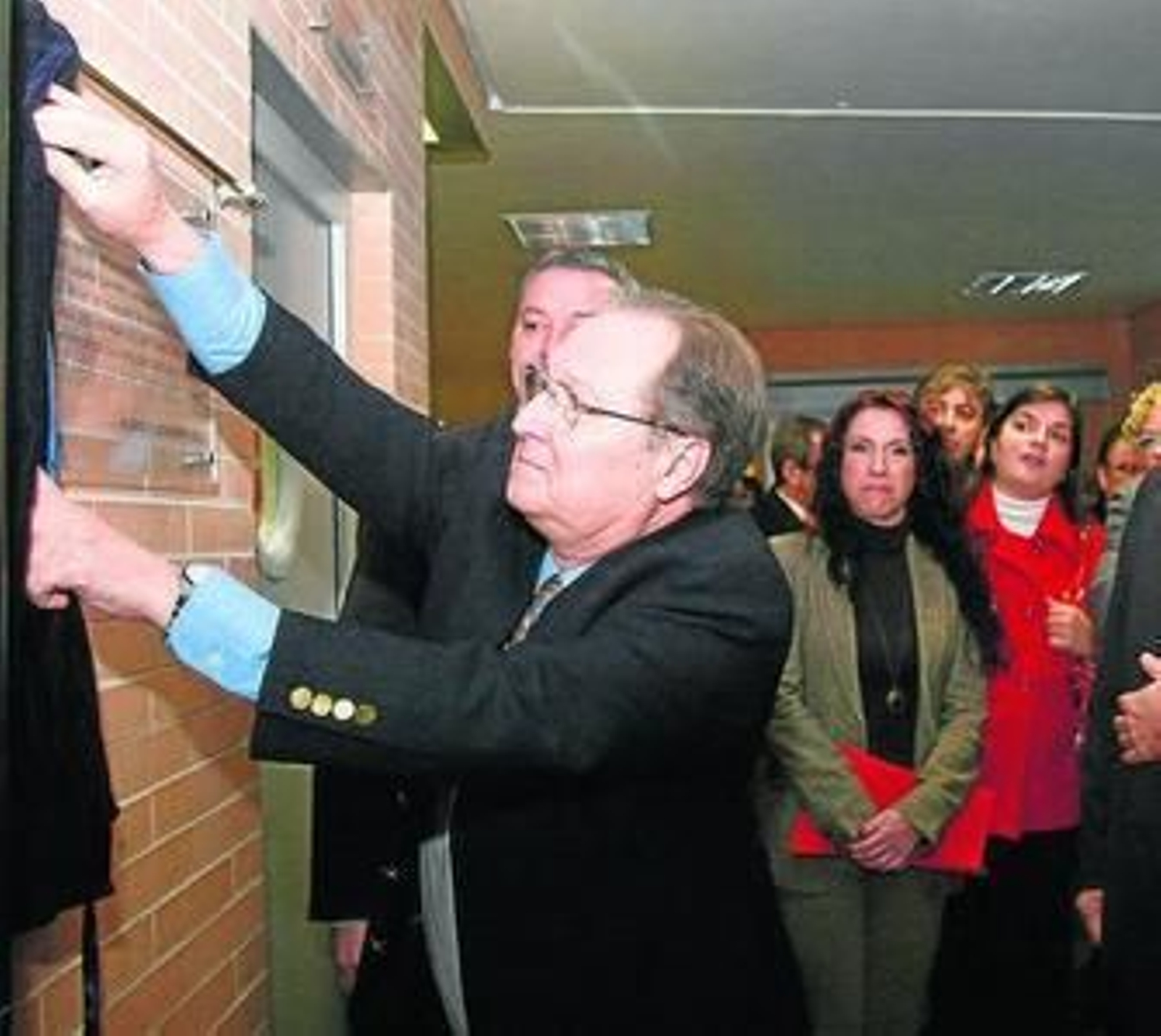 Pérez Mercader descubrió la placa del nuevo edificio. Pérez Mercader descubrió la placa del nuevo edificio.