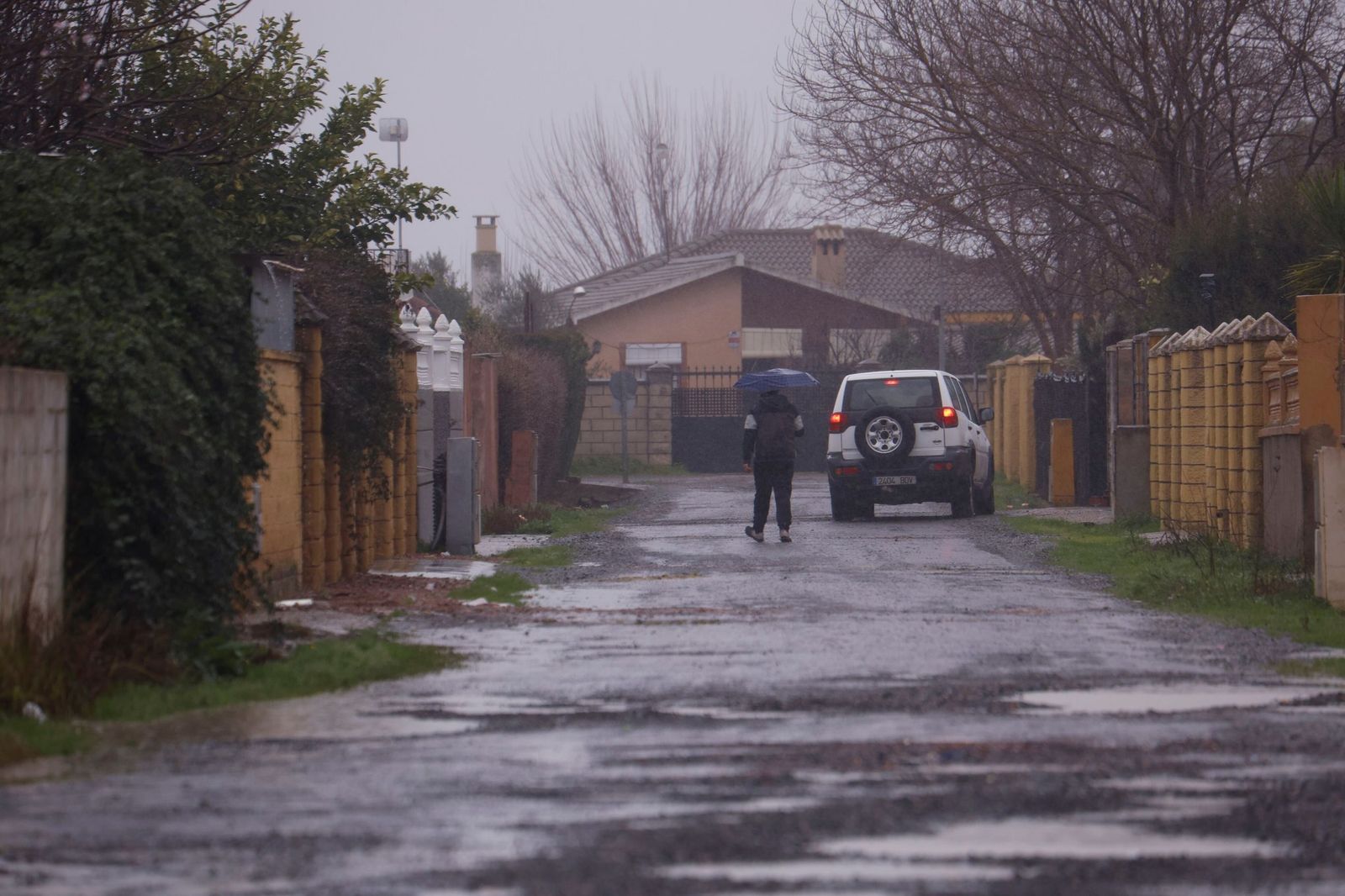 Los vecinos de la parcelación de Guadalvalle de Córdoba miran con temor la crecida del Guadalquivir