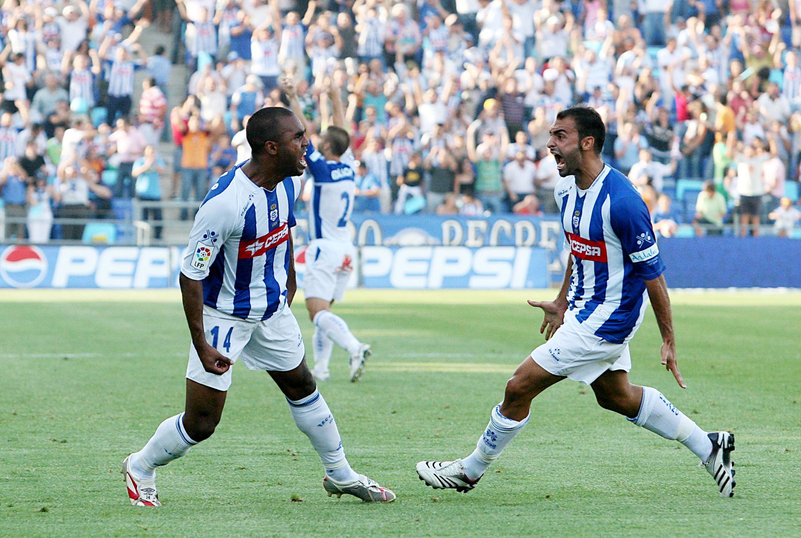 Sinama Pongolle y Carlos Martins celebran un gol del Recre.