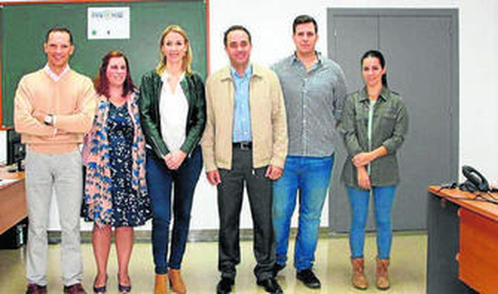 El alcalde y la delegada de Desarrollo visitaron a los jóvenes contratados.