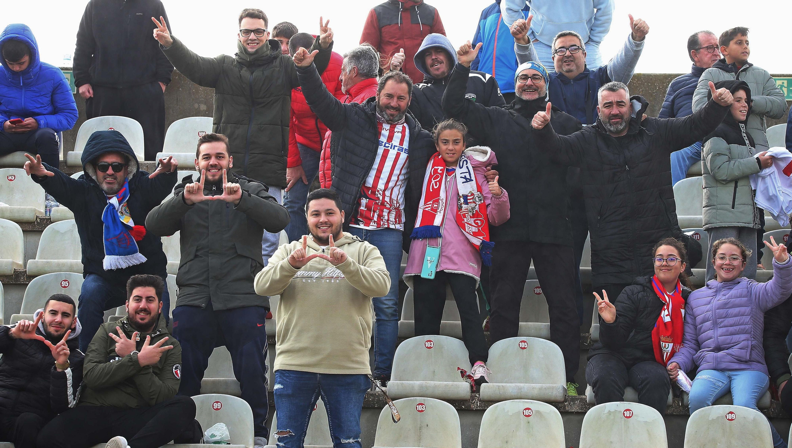 Fotos de la afición durante el Algeciras - Ceuta en el Nuevo Mirador